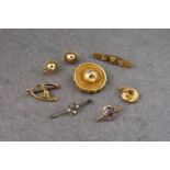 A small group of antique and vintage 9ct & 15ct gold jewellery, some damaged, featuring 5 gem set