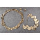 A vintage 9ct gold necklace, bracelet and earring suite, featuring an articulated gold collar