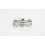An 18ct white gold band, the band split into three with the central piece in a contrasting brushed
