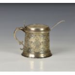 A Victorian novelty silver mustard pot fashioned as a lidded tankard, Robert Hennell III, London