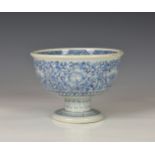 A Chinese blue and white porcelain footed bowl, probably late 19th / early 20th century, the cup