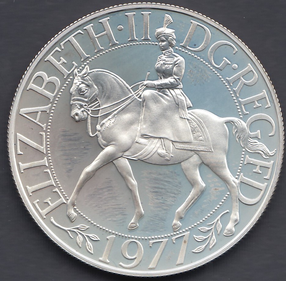 COINS : 1977 Silver Jubilee SILVER crown, in special display case, scarce to find in solid Silver. - Bild 2 aus 2