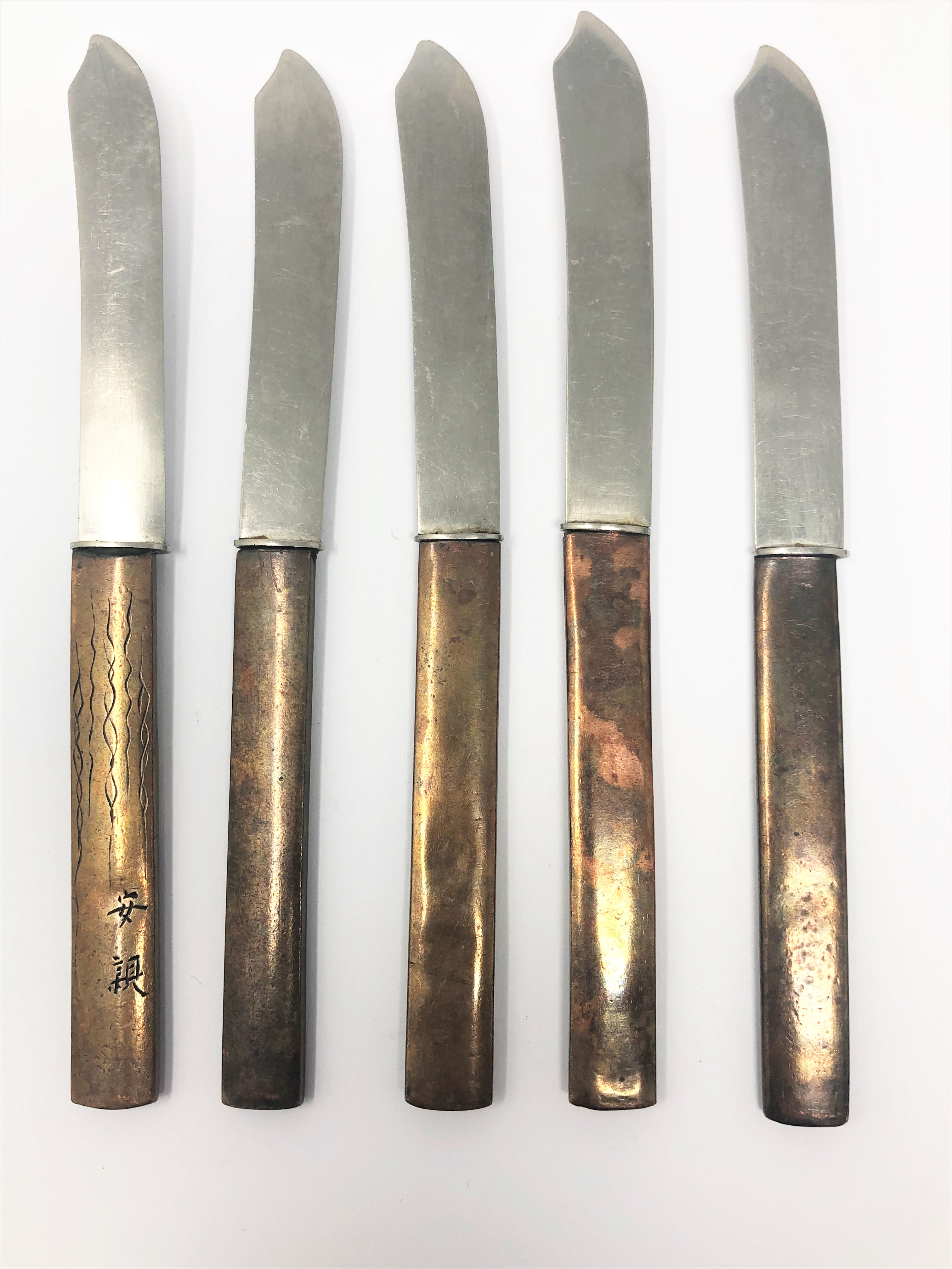 A MATCHED SET OF FIVE JAPANESE KOZUKA HANDLED KNIVES, MEIJI PERIOD (1868-1912) - Image 2 of 3