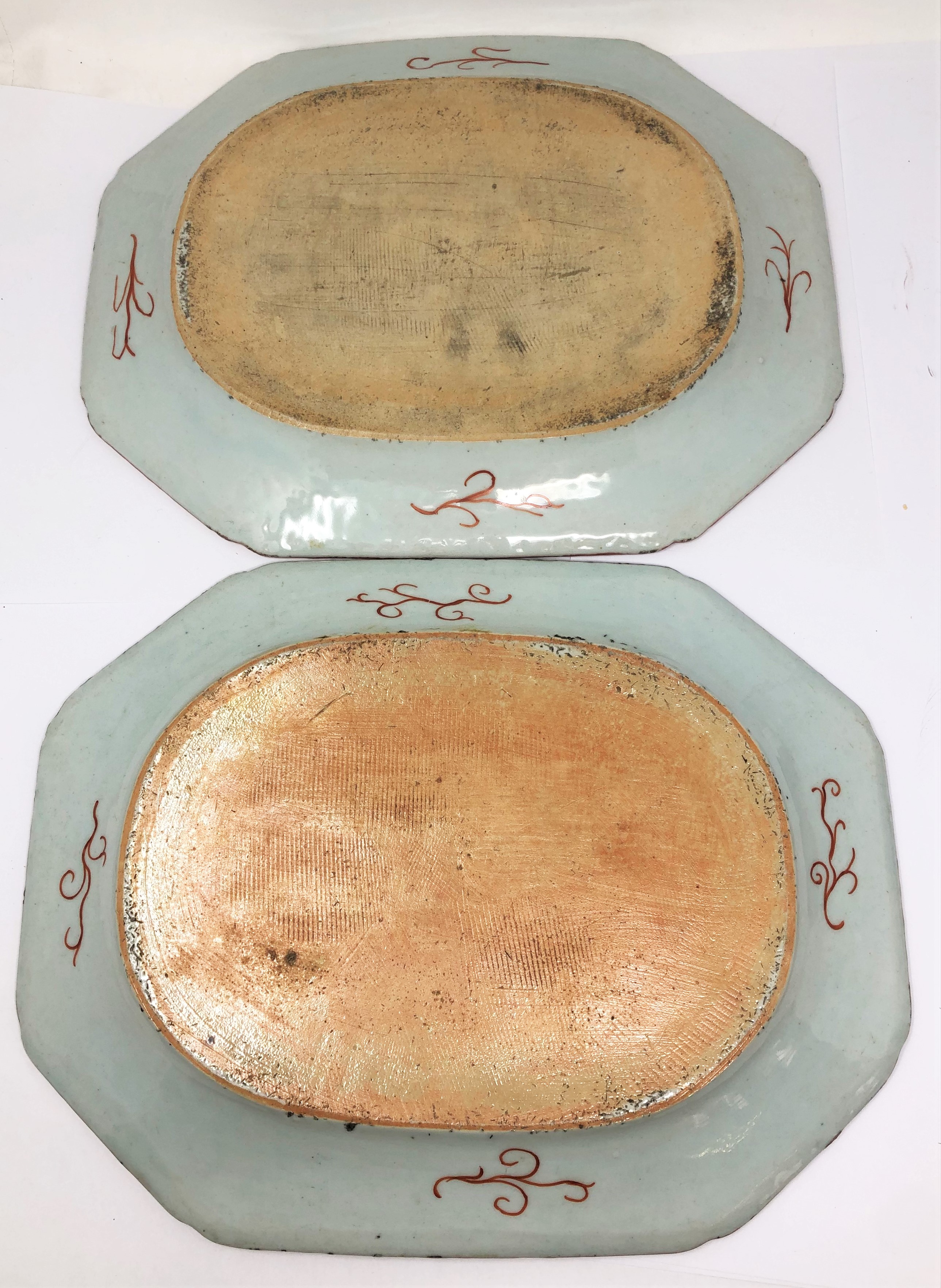 A PAIR OF ~CLOBBERED~ CHINESE EXPORT BLUE AND WHITE MEAT DISHES, LATE 18TH CENTURY - Image 3 of 4