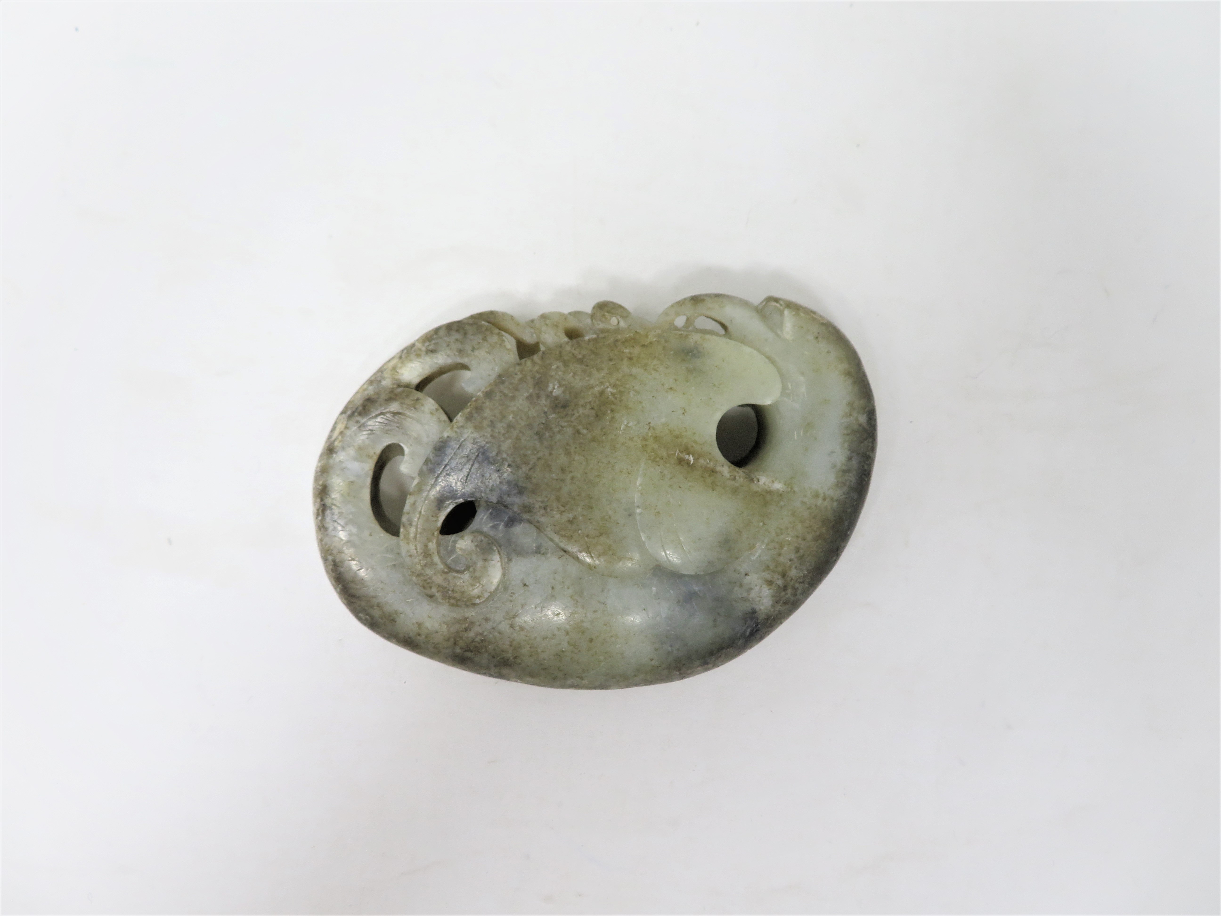 A CHINESE GREY JADE PEBBLE CARVING OF A BAT - Image 2 of 4