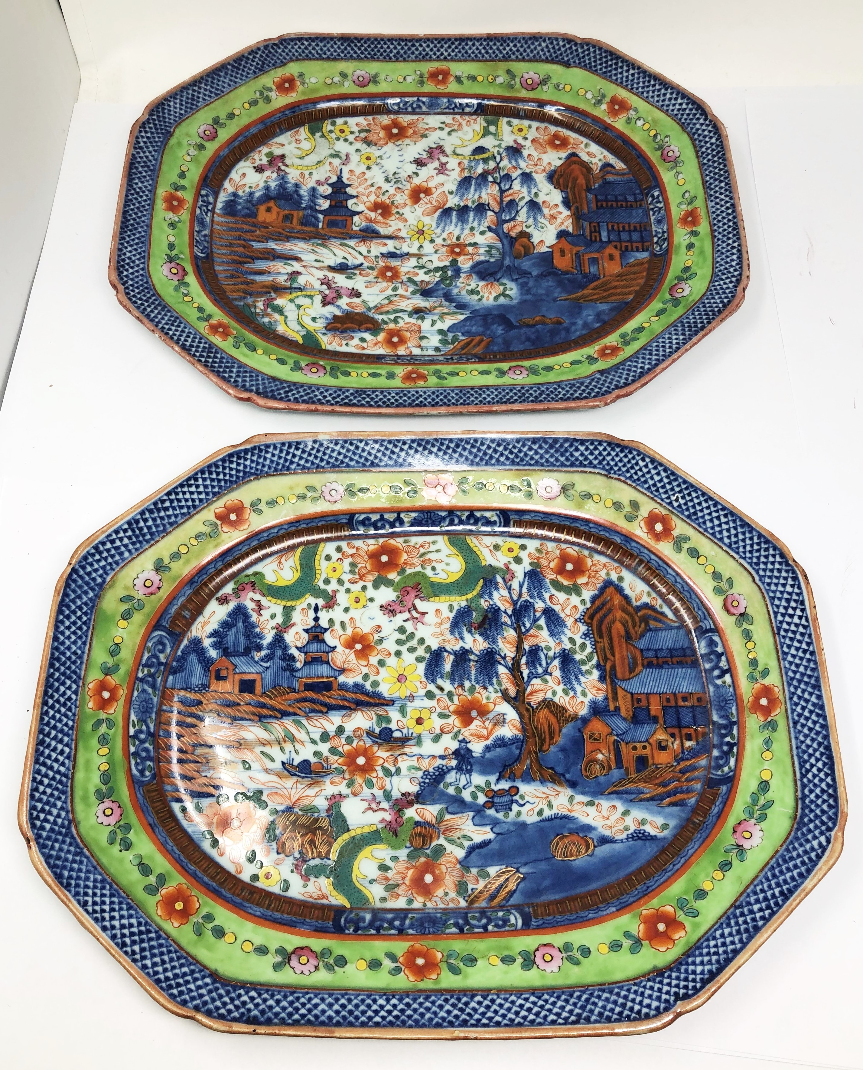 A PAIR OF ~CLOBBERED~ CHINESE EXPORT BLUE AND WHITE MEAT DISHES, LATE 18TH CENTURY - Image 4 of 4