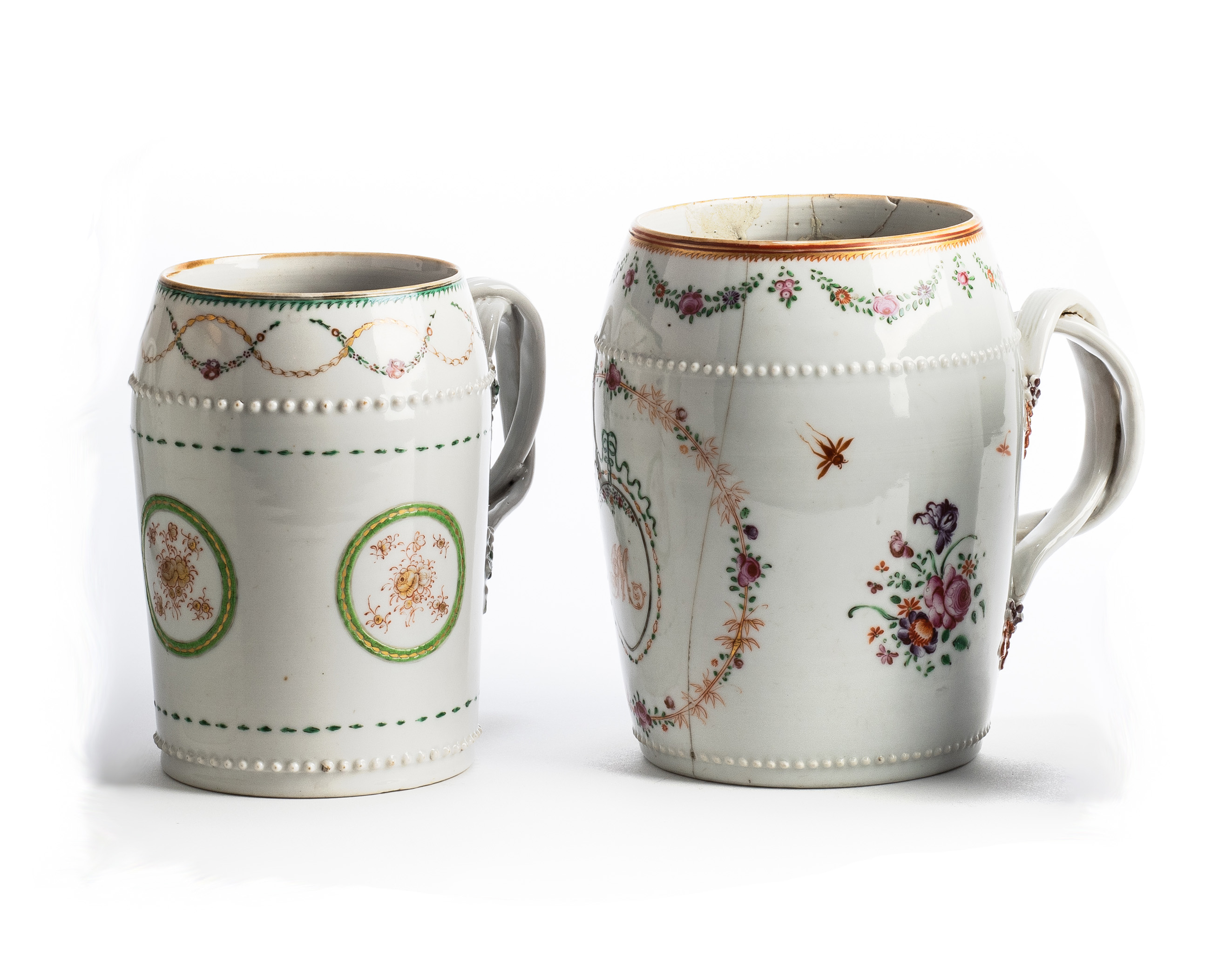 TWO CHINESE EXPORT PORCELAIN MUGS, LATE 18TH / EARLY 19TH CENTURY