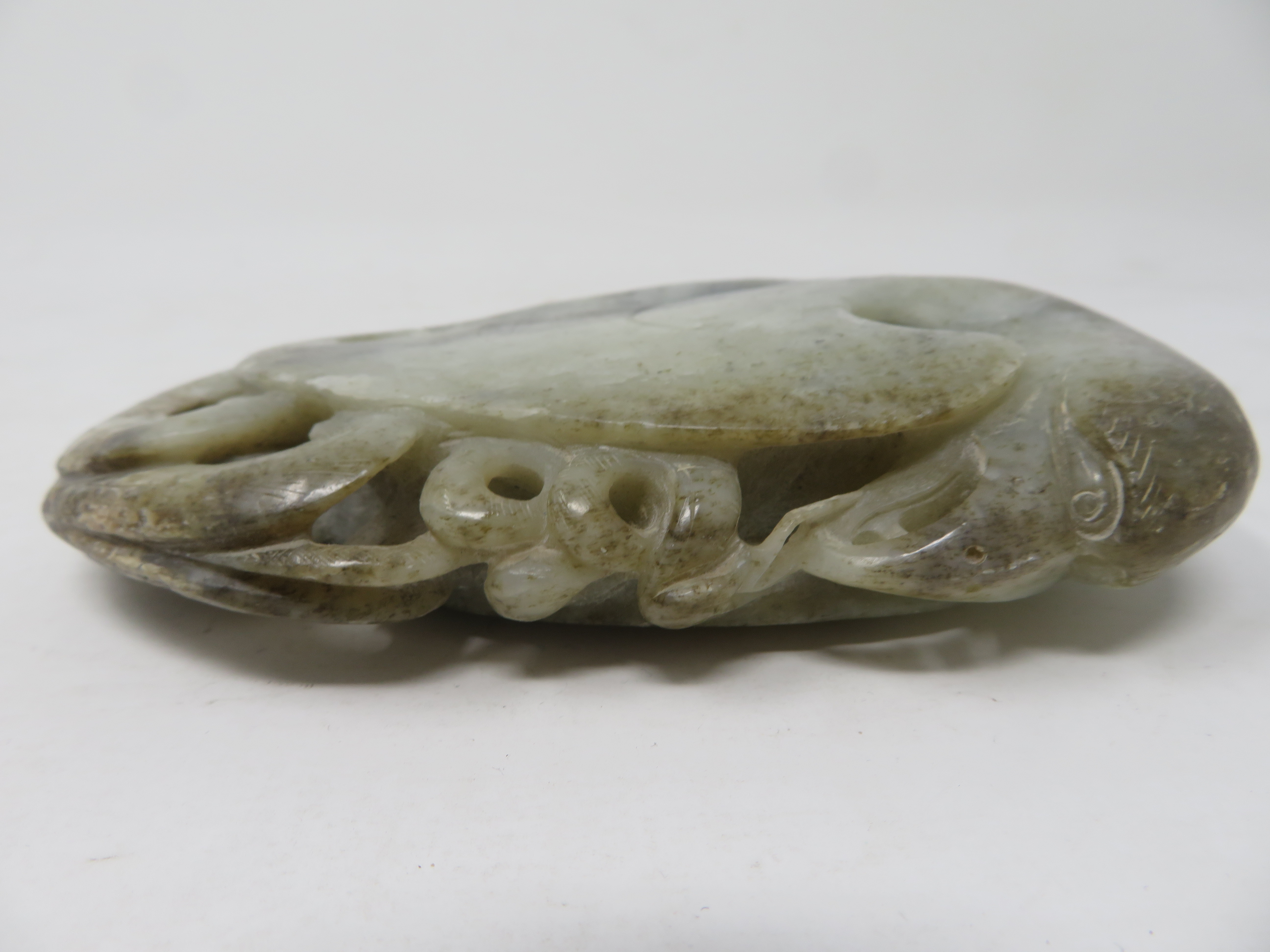 A CHINESE GREY JADE PEBBLE CARVING OF A BAT - Image 4 of 4