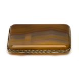 A CONTINENTAL SILVER-GILT-MOUNTED AGATE CIGARETTE CASE, RETAILED BY THOMAS CALLOW & SON, LONDON, EAR