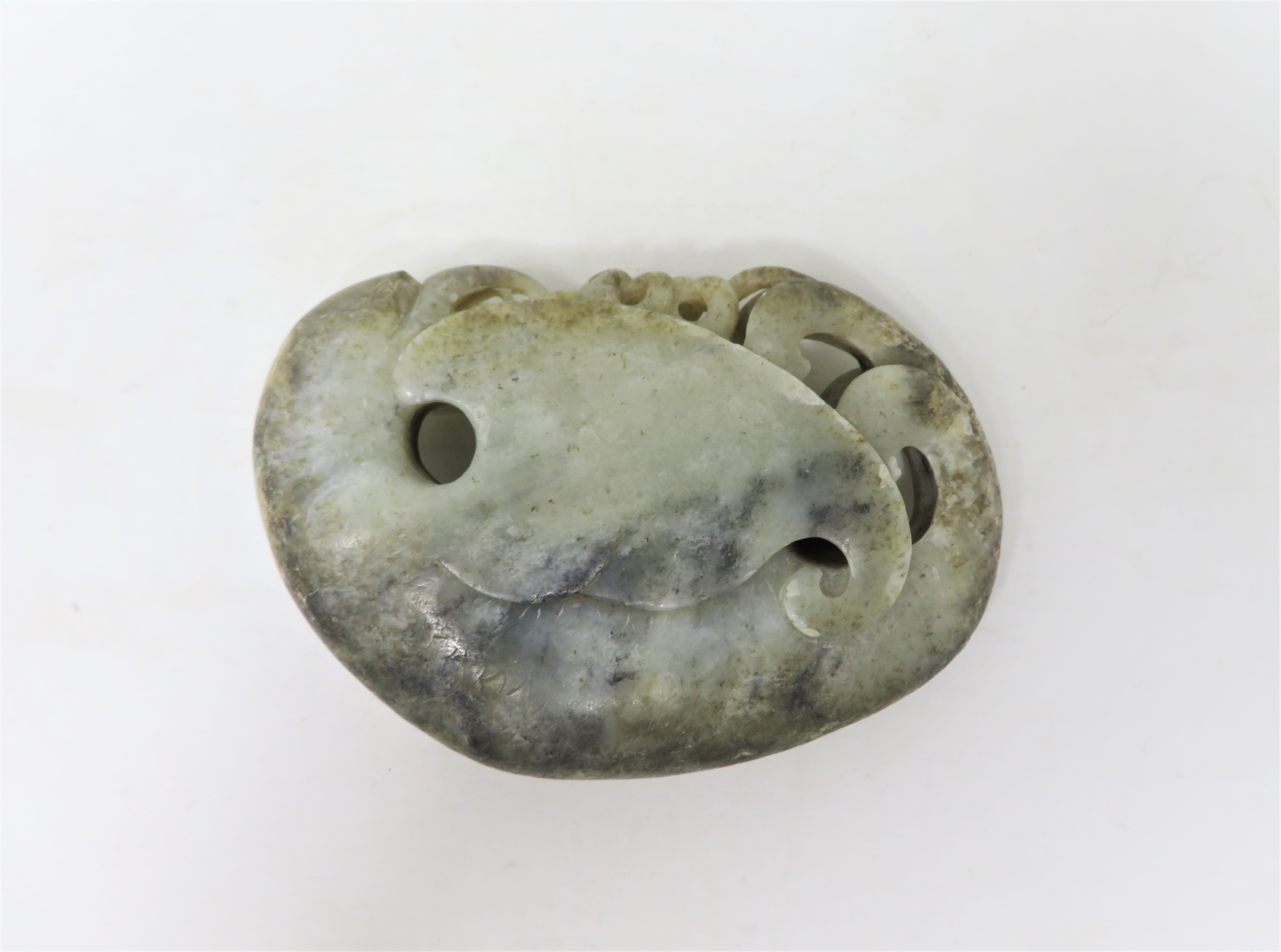 A CHINESE GREY JADE PEBBLE CARVING OF A BAT - Image 3 of 4