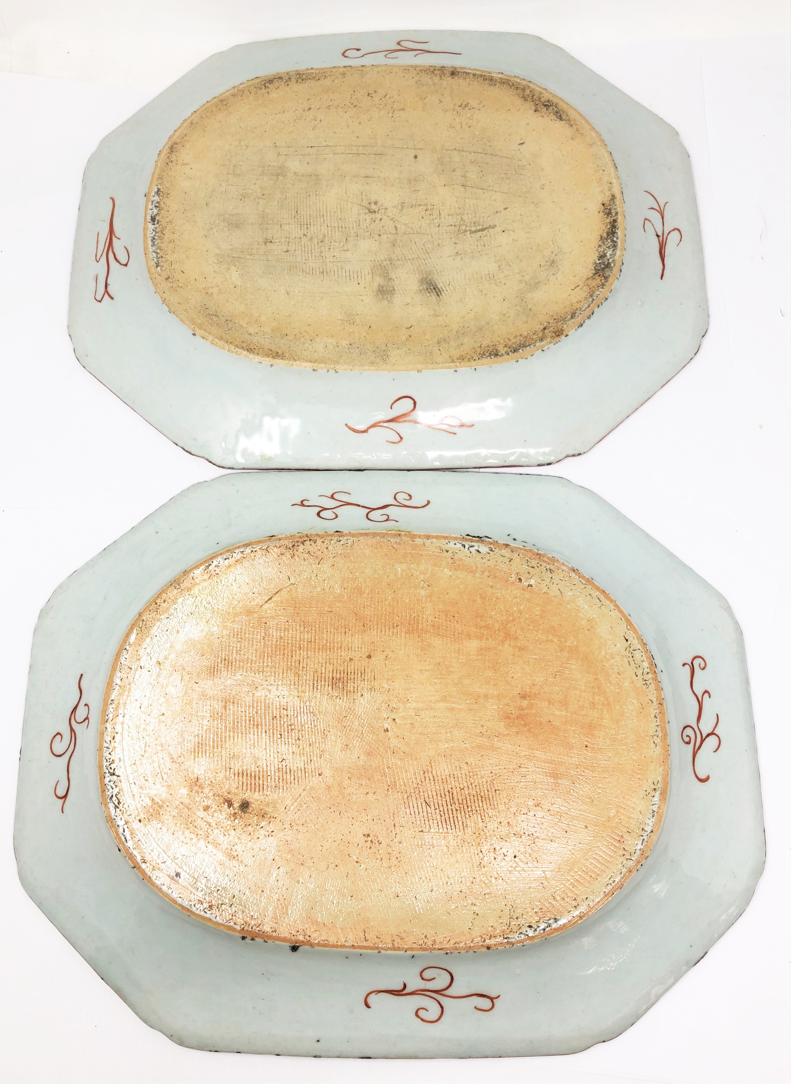 A PAIR OF ~CLOBBERED~ CHINESE EXPORT BLUE AND WHITE MEAT DISHES, LATE 18TH CENTURY - Image 2 of 4