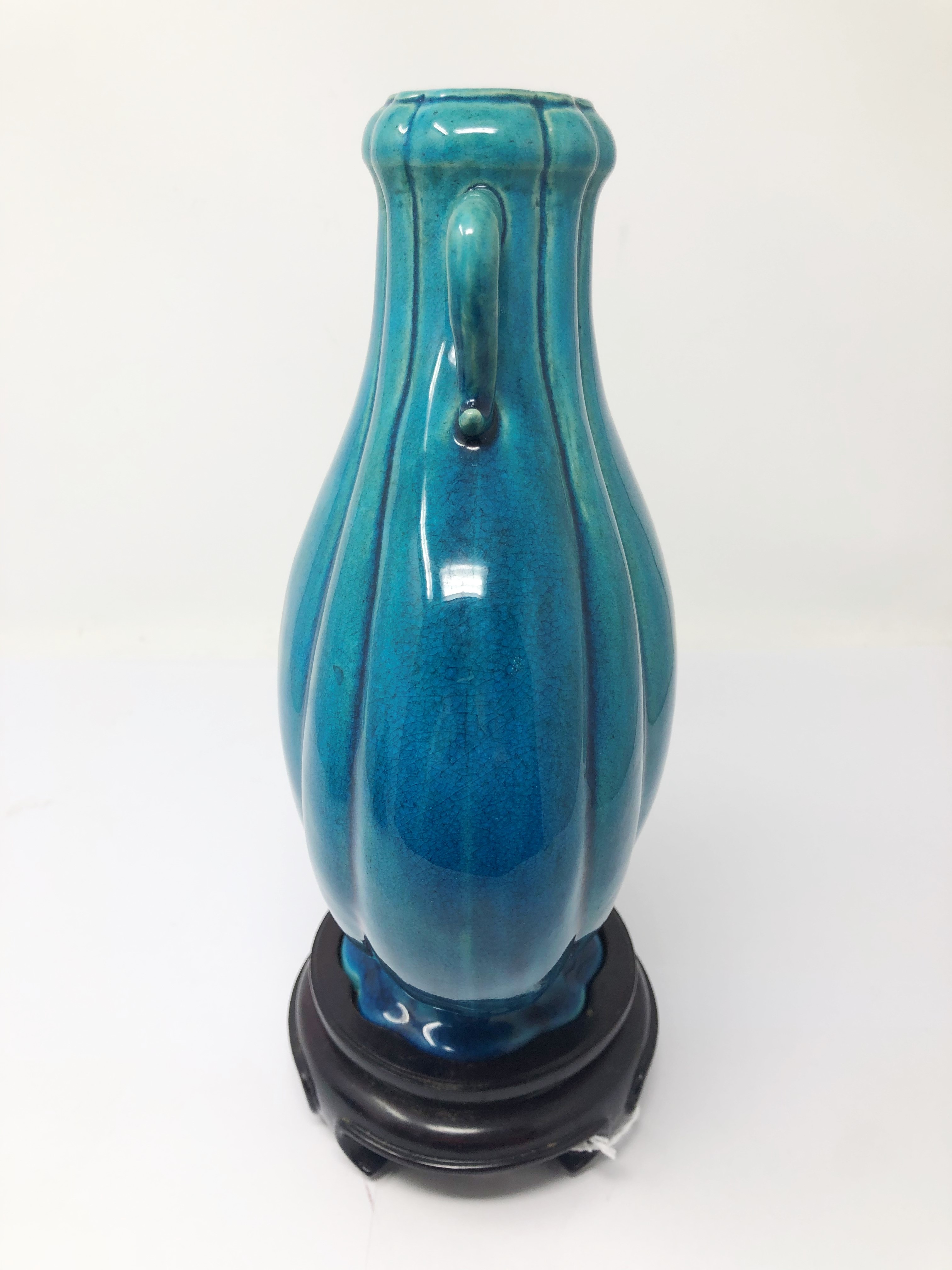 A CHINESE TURQUOISE-GLAZED MOON FLASK, 19TH / 20TH CENTURY - Image 3 of 5