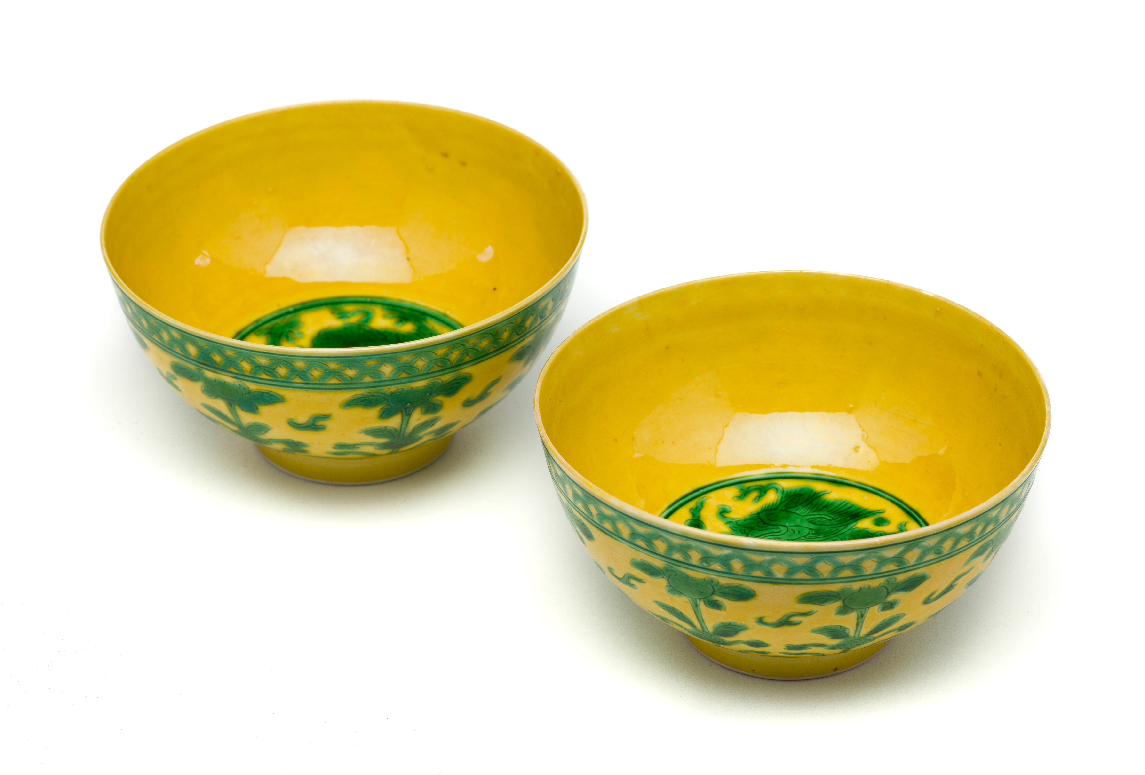 A PAIR OF CHINESE YELLOW AND GREEN 'DRAGON' BOWLS, 20TH CENTURY