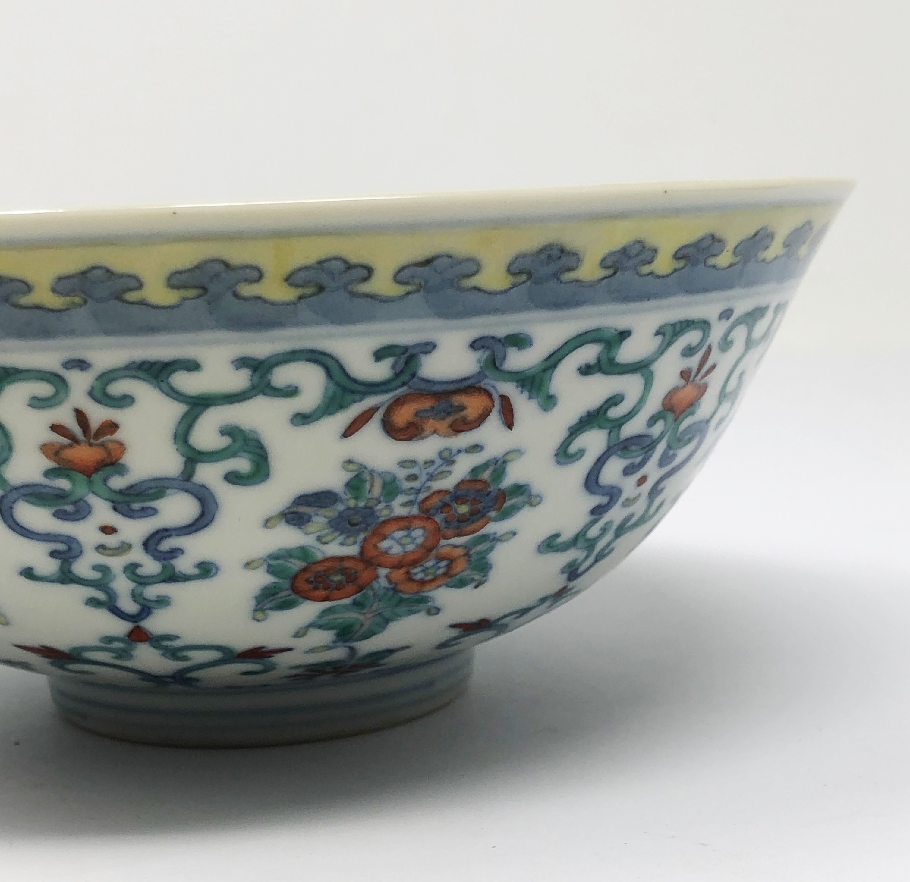 A PAIR OF CHINESE DOUCAI BOWLS, 20TH CENTURY - Image 5 of 5