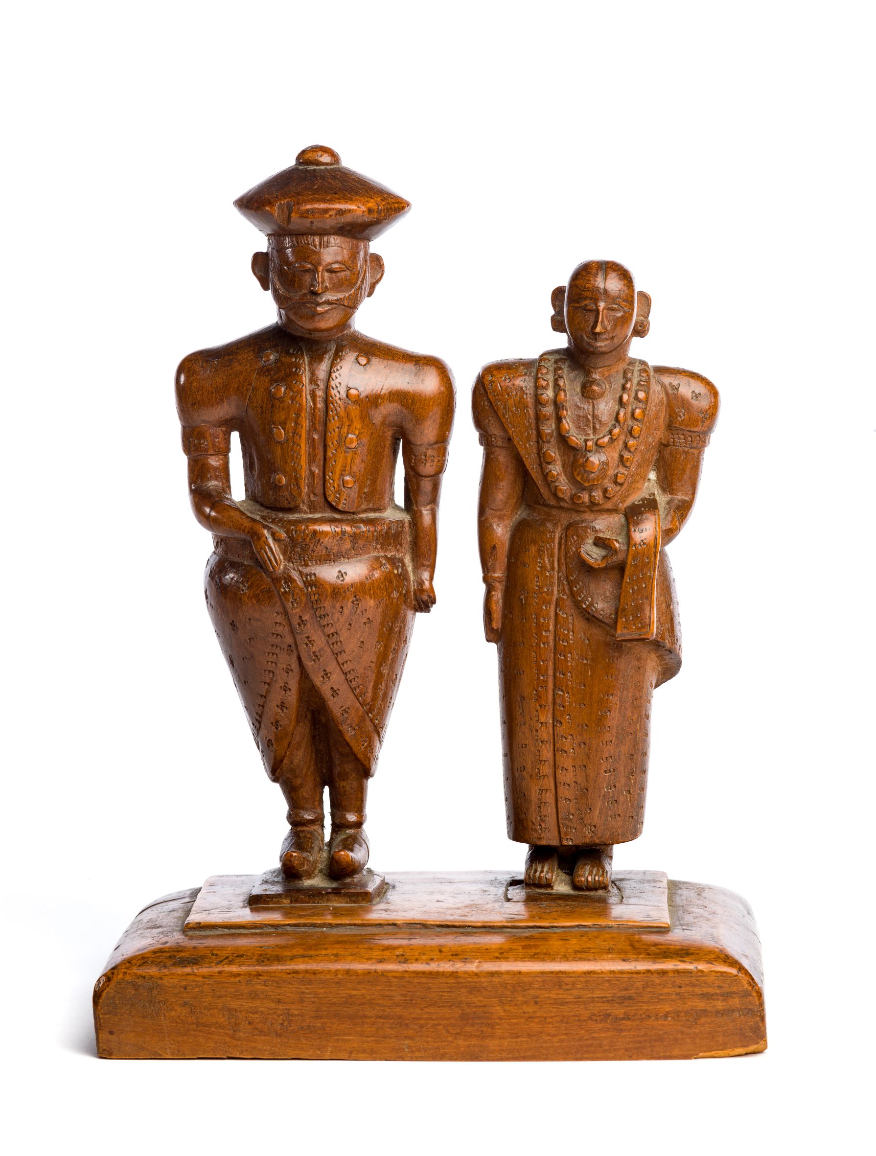 A CARVED WOOD MODEL OF A KANDYAN ROYAL COUPLE, SRI LANKA, FIRST HALF 20TH CENTURY