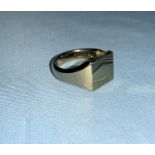 A gents 9 carat hallmarked gold signet ring, 6.8 gm