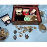 A 19th century rosewood jewellery box containing 3 compacts; a mesh purse; costume jewellery