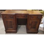 A Victorian mahogany kneehole desk/dressing table with 3 drawers and 2 cupboards