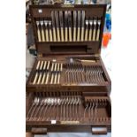 An early/mid 20th century silver plated canteen of cutlery, 8 setting, in fitted oak box (4