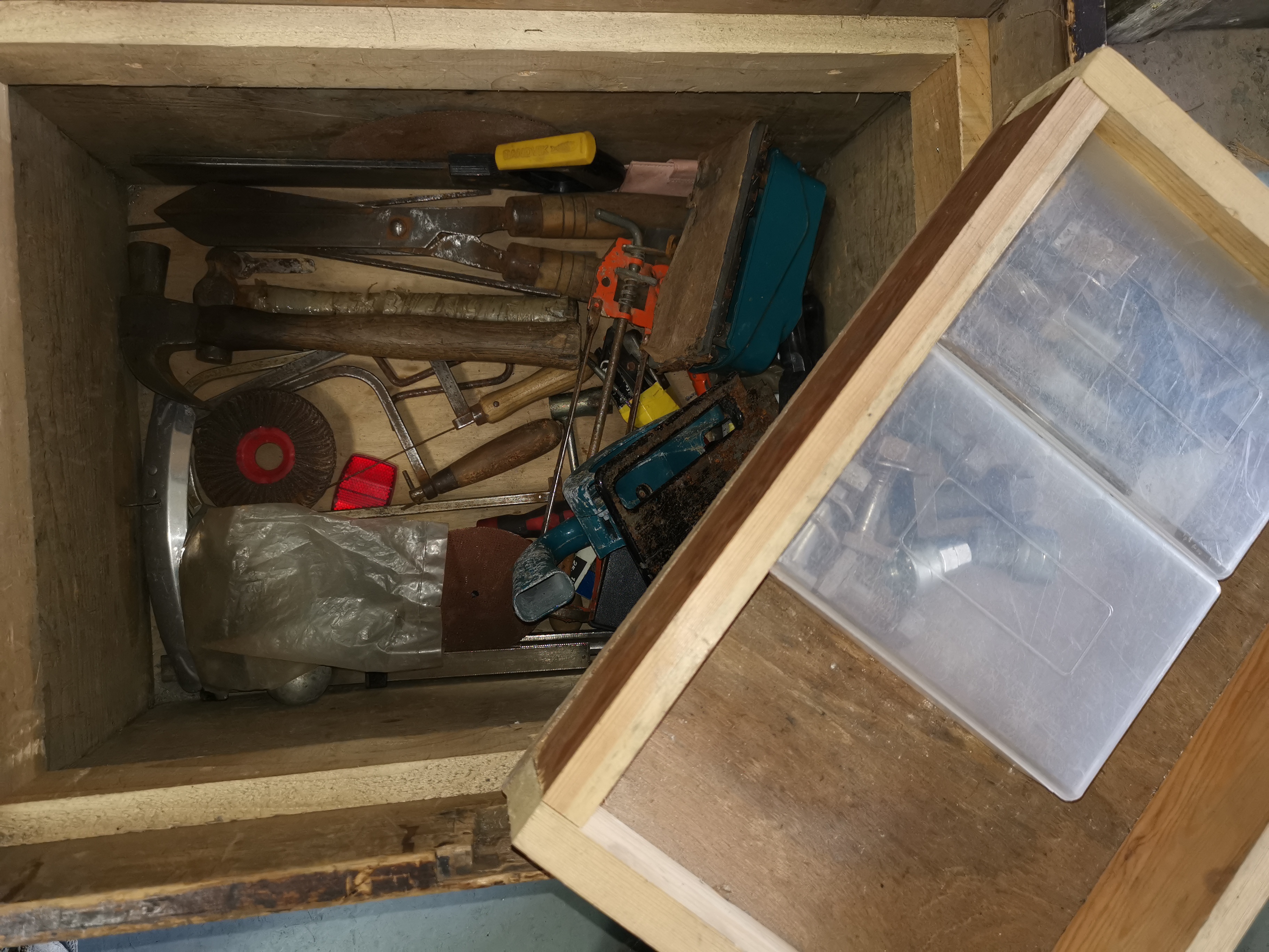 A vintage painted pine tool box containing various vintage tools etc - Image 2 of 2