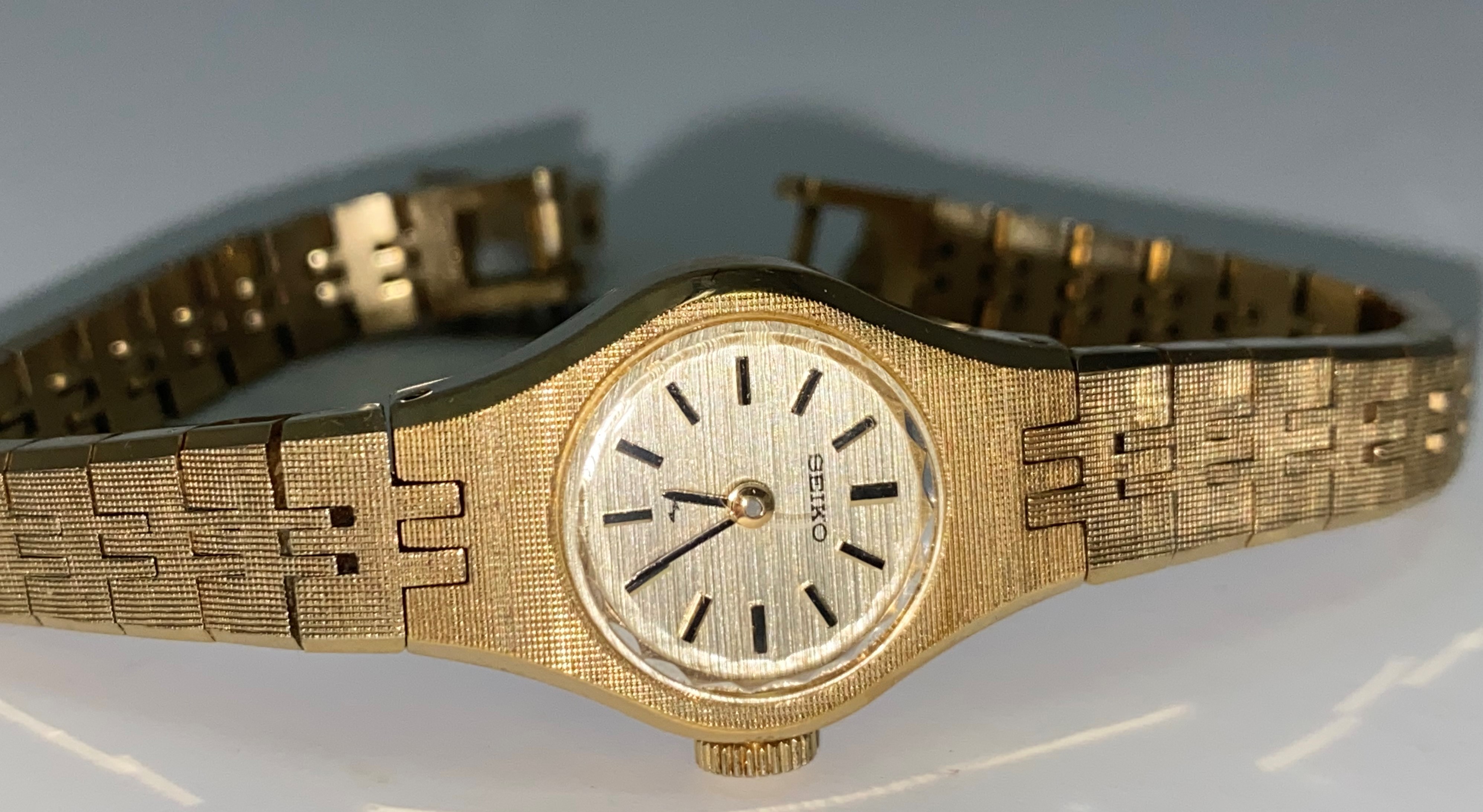 A ladies Seiko gilt wristwatch in original box