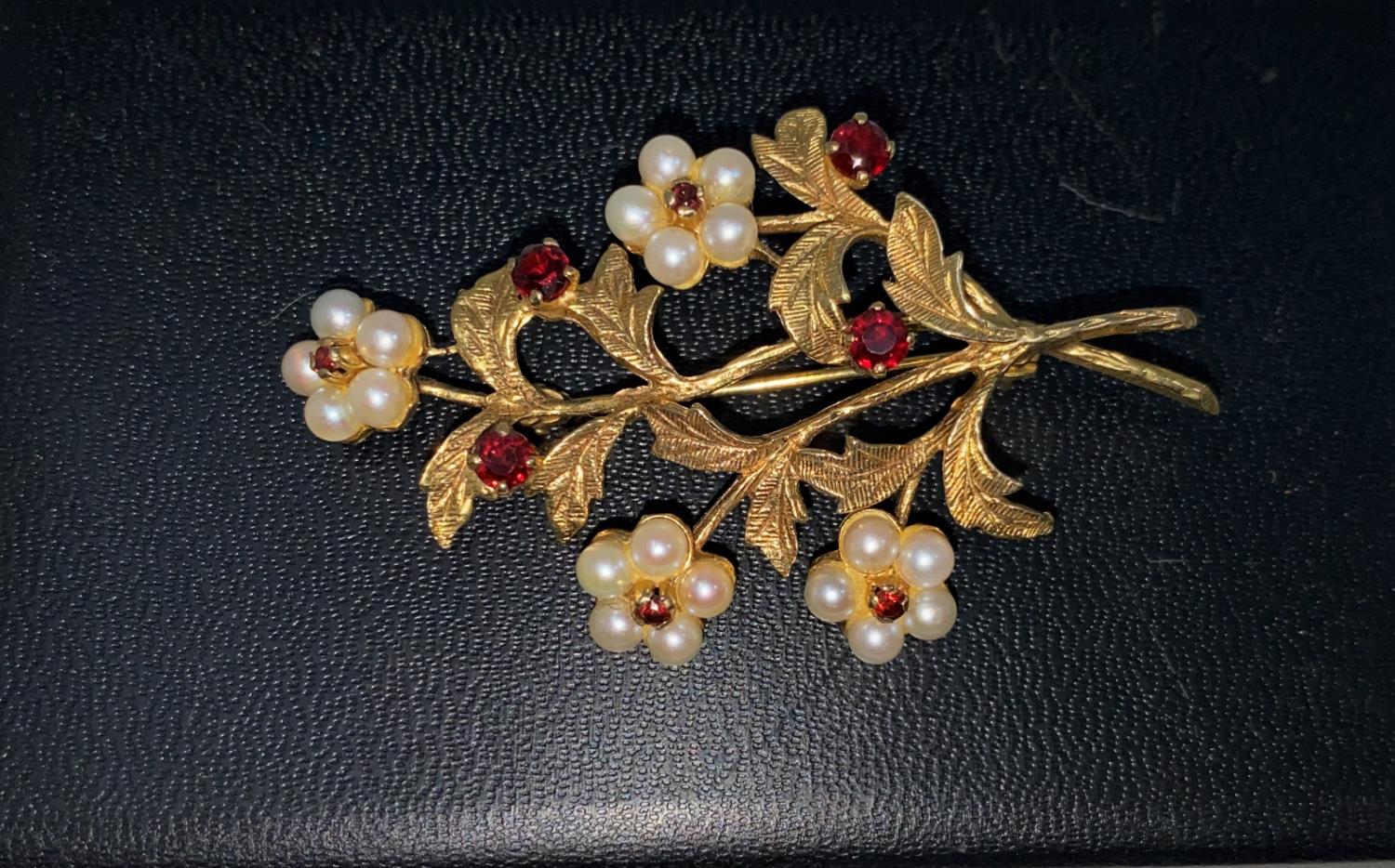 A 9 carat hallmarked gold brooch, floral spray with 4 flowerheads set seed pearls and garnets, the - Image 2 of 2