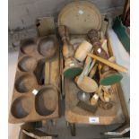 A selection of vintage kitchenalia; treen; etc.