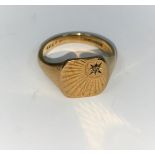 A gents 9 carat hallmarked gold signet ring with starburst decoration, set small diamond, 6.4 gm