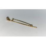A gold lapel pin in the form of a Golf Club. 9ct (3g)
