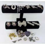A selection of diamante and similar vintage brooches etc