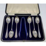 A hallmarked silver set of 6 teaspoons with reeded terminals, and tongs, cased, Sheffield 1918, 3.