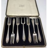 A hallmarked silver set of 6 cake forks and server, cased