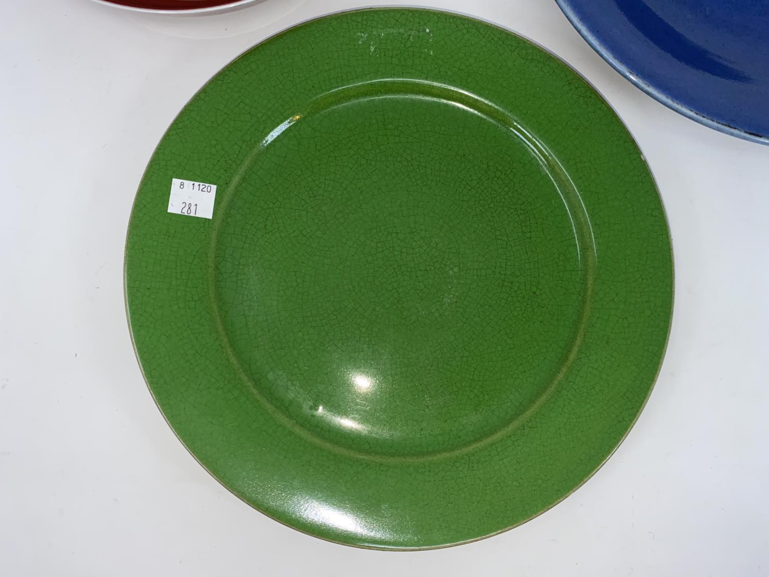 A Chinese ceramic dish with red glaze, 6 character mark to base, 19cm; a Chinese green ceramic plate - Image 3 of 8