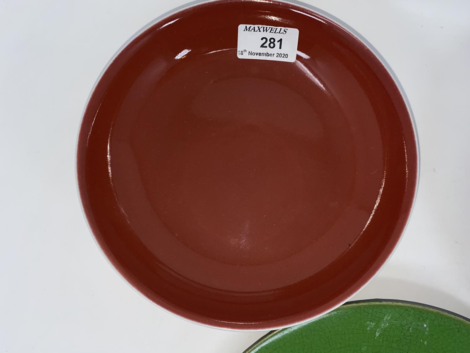 A Chinese ceramic dish with red glaze, 6 character mark to base, 19cm; a Chinese green ceramic plate - Image 4 of 8