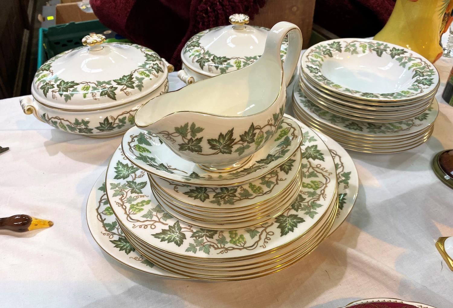 A Wedgewood "Santa Clara" dinner service (approx. 30 pieces)