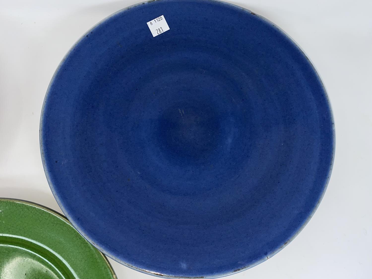 A Chinese ceramic dish with red glaze, 6 character mark to base, 19cm; a Chinese green ceramic plate - Image 2 of 8
