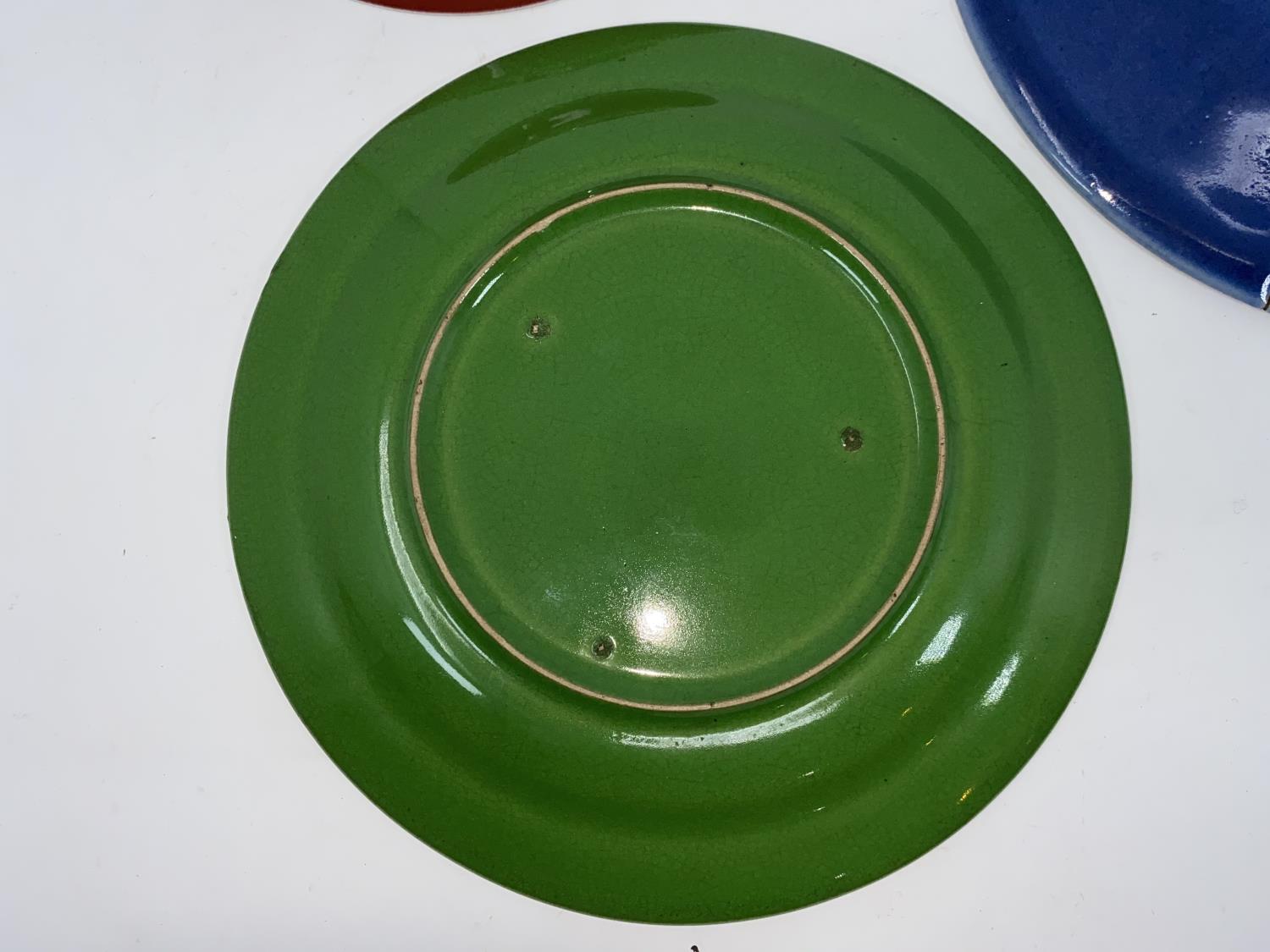 A Chinese ceramic dish with red glaze, 6 character mark to base, 19cm; a Chinese green ceramic plate - Image 5 of 8