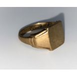 A gent's 9 carat hallmarked gold signet ring, 6.1 g