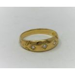 An Edwardian 18 carat hallmarked gold gypsy ring set 3 diamonds, 2.9 gm