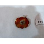 A agate brooch in yellow metal mount
