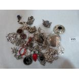 A collection of miscellaneous silver jewellery
