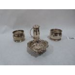 A silver pepper, a small repousse dish a pair of napkin rings. 2ozs 2dwts