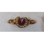 A Victorian gold horseshoe hardstone and split pearl brooch. 49mm wide. 8g gross