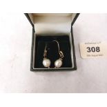 A pair of 9ct pearl earrings. 2.6g gross