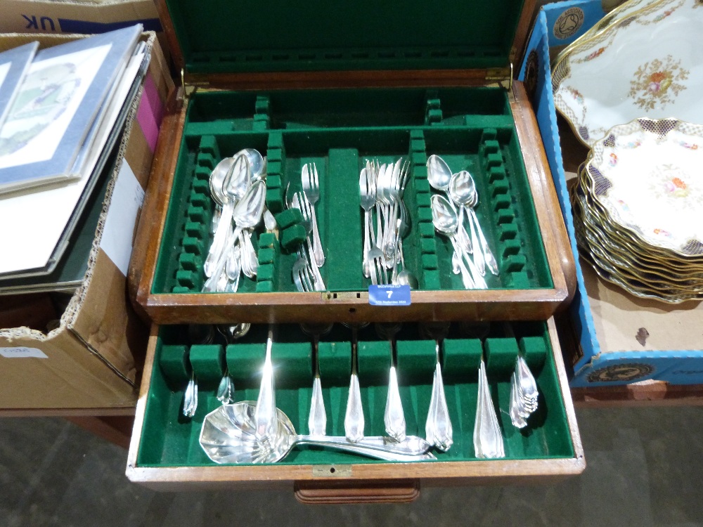 A walnut canteen of plated cutlery