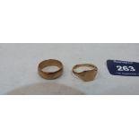 A 9ct signet ring and a 9ct wedding band. 9g