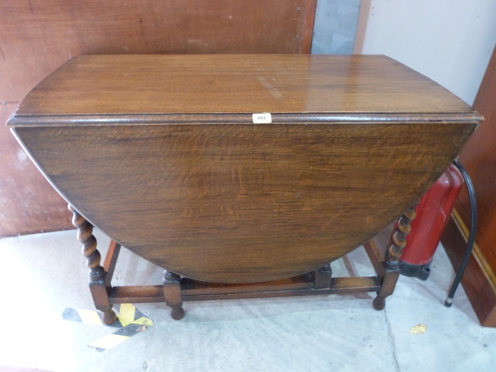 An oak barleytwist gateleg table. 42' wide. (Gateleg pivot broken)