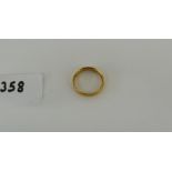 A 22ct wedding band. 4g