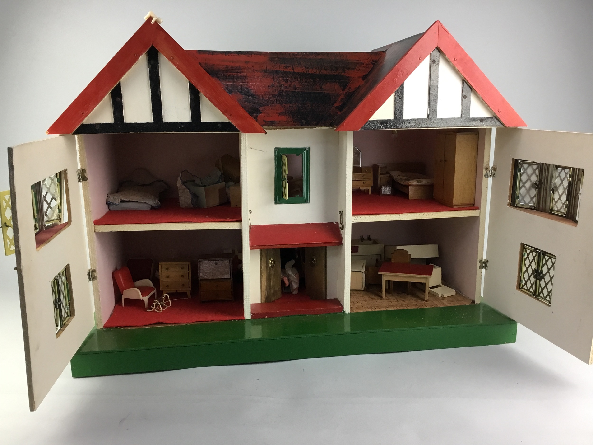 A MID 20TH CENTURY CHILD'S DOLL HOUSE - Image 2 of 2