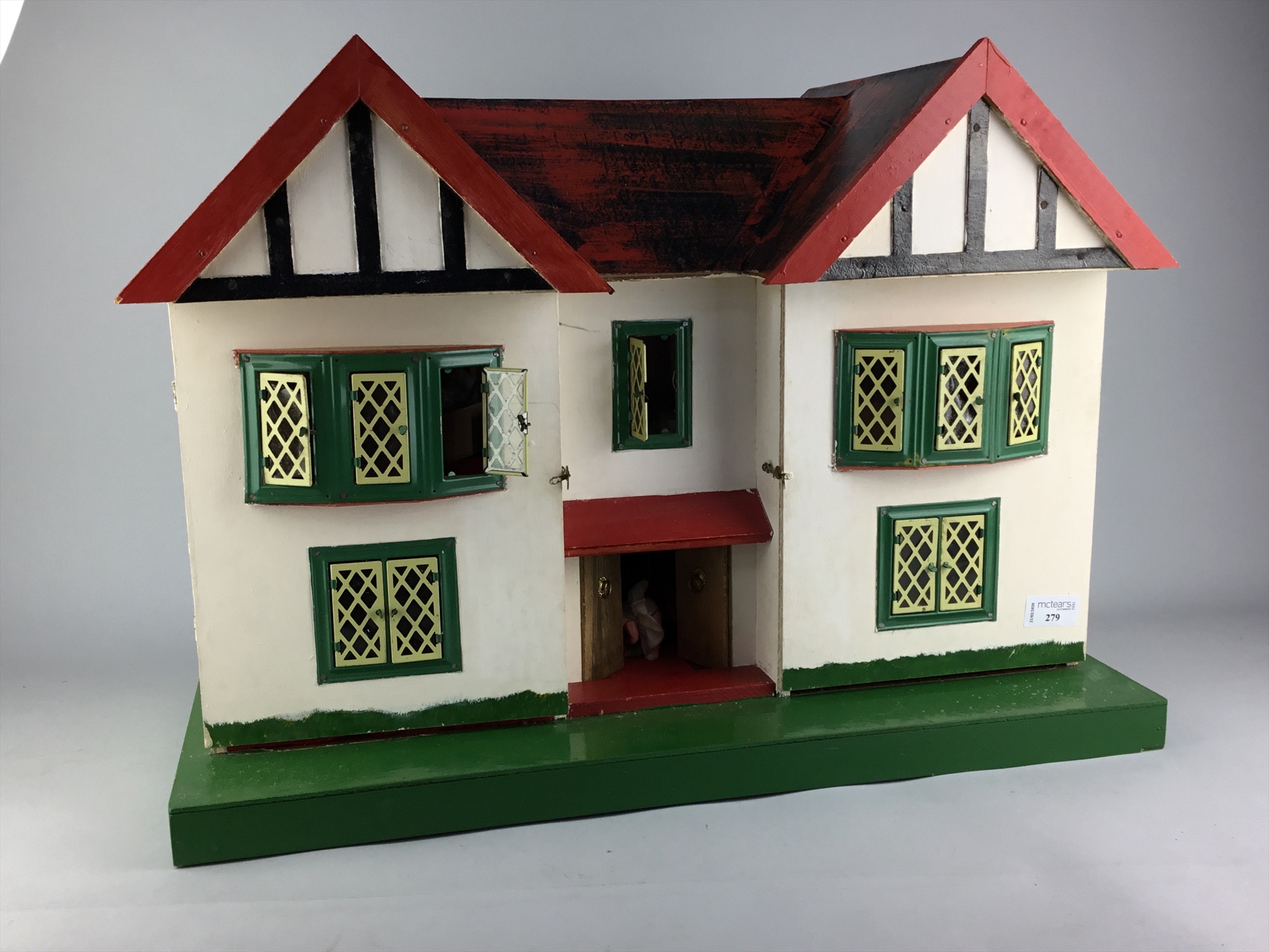 A MID 20TH CENTURY CHILD'S DOLL HOUSE